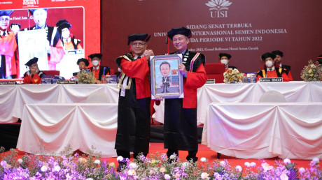Rektor UISI, Prof. Dr. Ing. Herman Sasongko & Sumarlan Wibawa, SVP Human Capital PT.Semen Indonesia