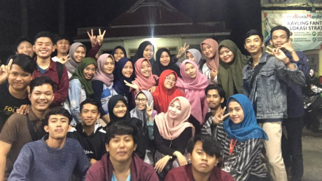 Potret kebersamaan setelah buka puasa bersama di Ayam Penyet Surabaya Potret kebersamaan setelah buka puasa bersama di Ayam Penyet Surabaya