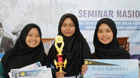 3 mahasiswa Ekonomi Syariah Raih juara harapan 1 Lomba Karya Tulis Ilmiah di Universitas Trunojoyo