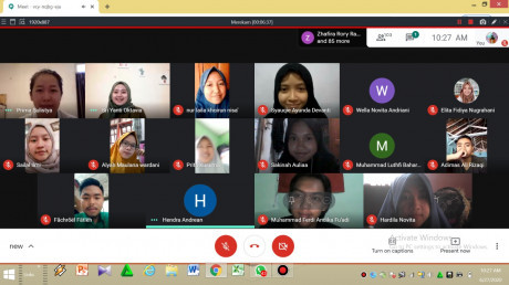 Kegiatan webinar kepenulisan berlangsung secara daring melalui Google Hangout Meet Kegiatan webinar kepenulisan berlangsung secara daring melalui Google Hangout Meet