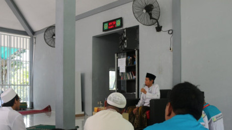 K.H. M. Mansur Shodiq sebagai penceramah dalam acara peringatan Isra' Mi'raj UISI