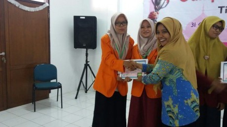 Selvi Susilowati (kiri) dan Wasi’atul Wafiyah Ketika Meraih Predikat Esai Terbaik Tingkat Nasional. Selvi Susilowati (kiri) dan Wasi’atul Wafiyah Ketika Meraih Predikat Esai Terbaik Tingkat Nasional.