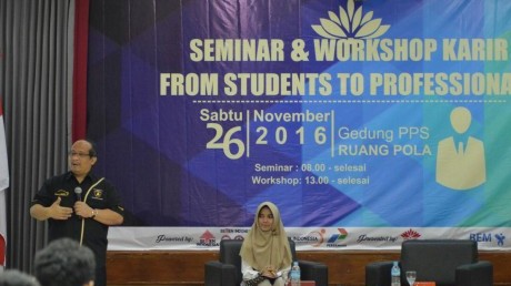 Prof. Insan Purwarisya senior vice president HRD PT Pertamina memberikan materi kepada mahasiswa