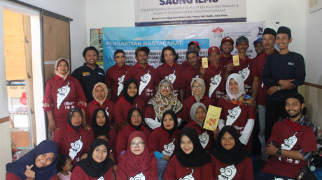 Kebersamaan tim UISI bersama warga Desa Laharpang Kebersamaan tim UISI bersama warga Desa Laharpang