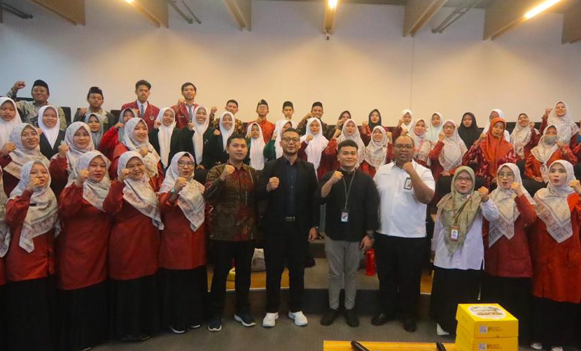 Perwakilan dari 74 Madrasah Aliyah se-Kabupaten Gresik bersama 25 siswa turut hadir.