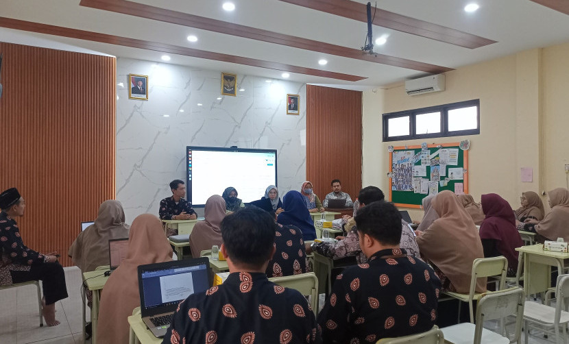 Tim Pengmas UISI memberikan pendampingan teknis sekaligus menyerahkan modul panduan CBT-Ibrah