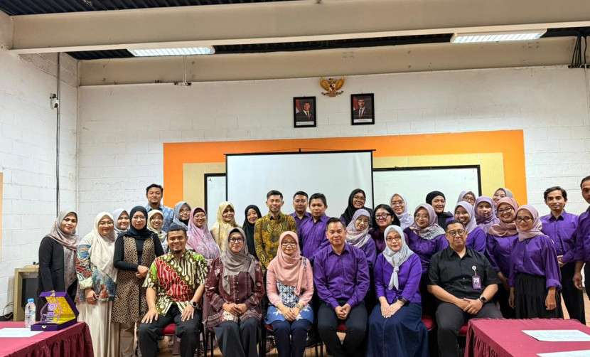 Delegasi UISI dan UNITRI berfoto bersama usai studi banding penjaminan mutu di Ruang Aula Kampus B