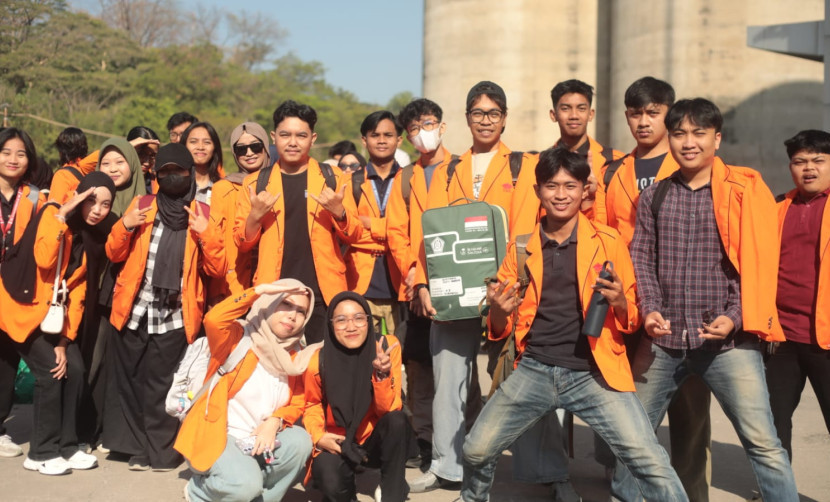 Wakil Rektor III UISI secara simbolis melepas 225 mahasiswa peserta KKN Tahun 2026