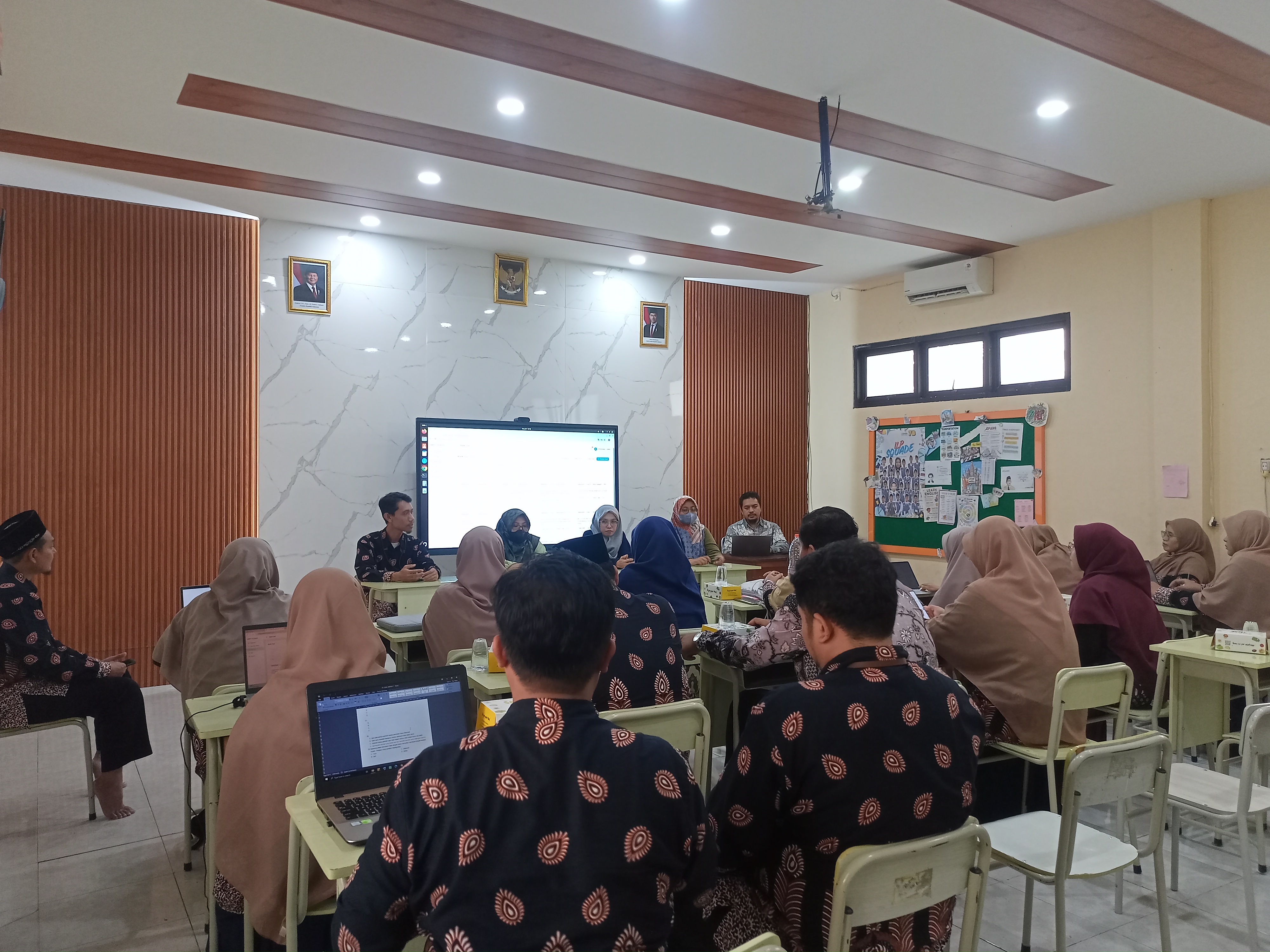 Tim Pengabdian Masyarakat UISI memberikan pendampingan teknis sekaligus menyerahkan modul panduan CBT-Ibrah kepada guru SDIT Al Ibrah