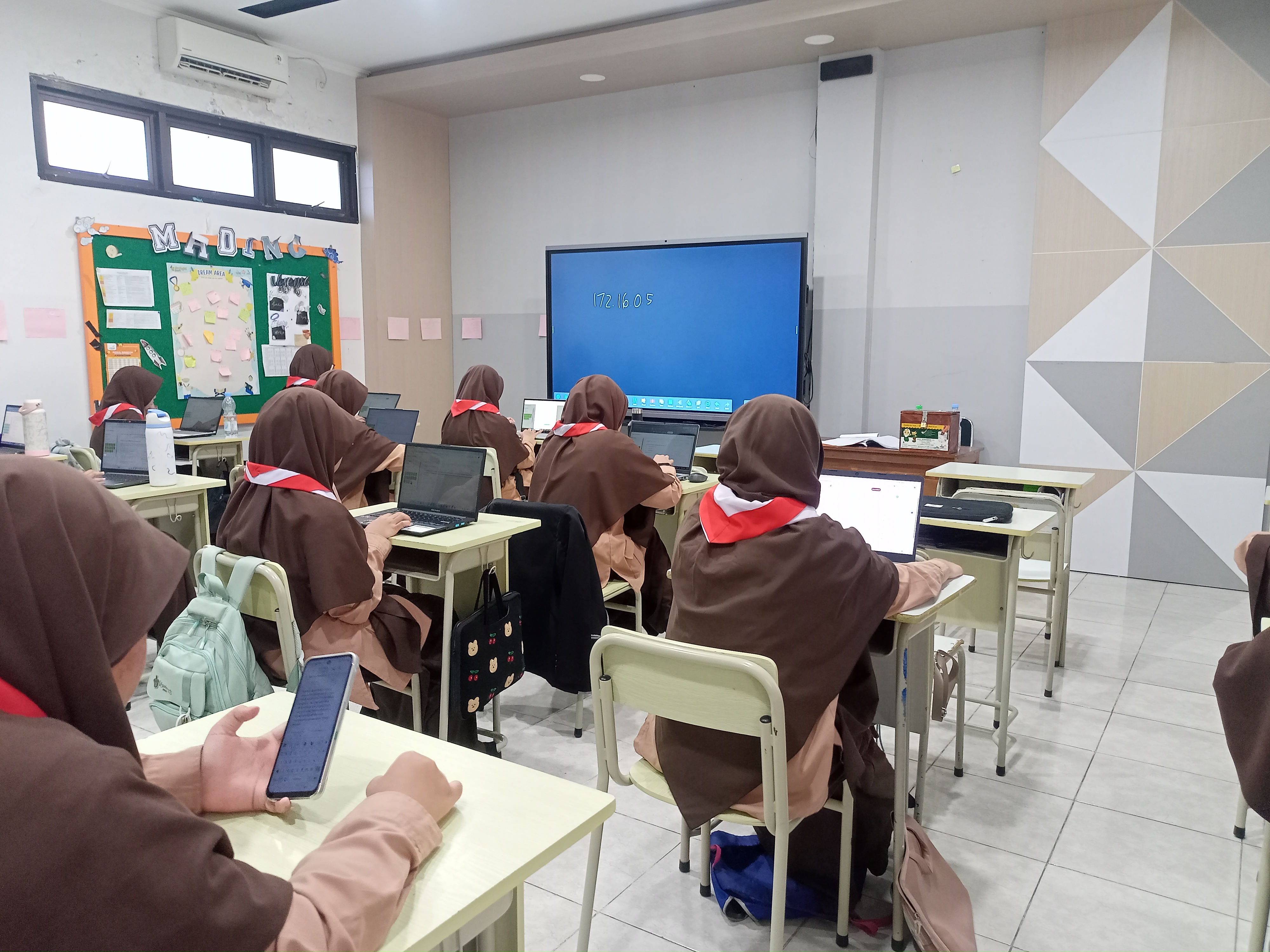 Siswa SDIT Al Ibrah Gresik mengikuti ujian pilot menggunakan CBT-Ibrah berbasis jaringan lokal offline dengan dukungan Safe Exam Browser pada perangkat komputer laboratorium sekolah