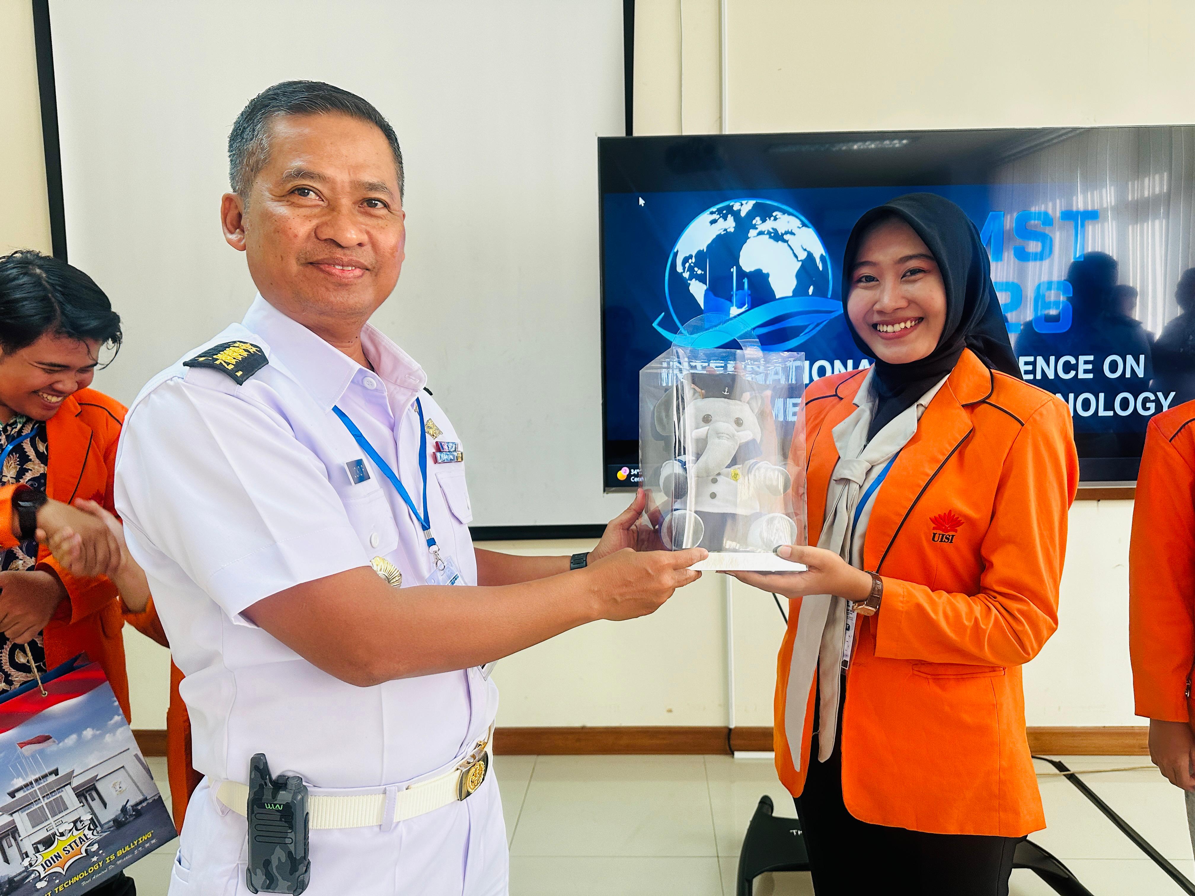 Mhs SI UISI pada Konferensi Nasional STTAL