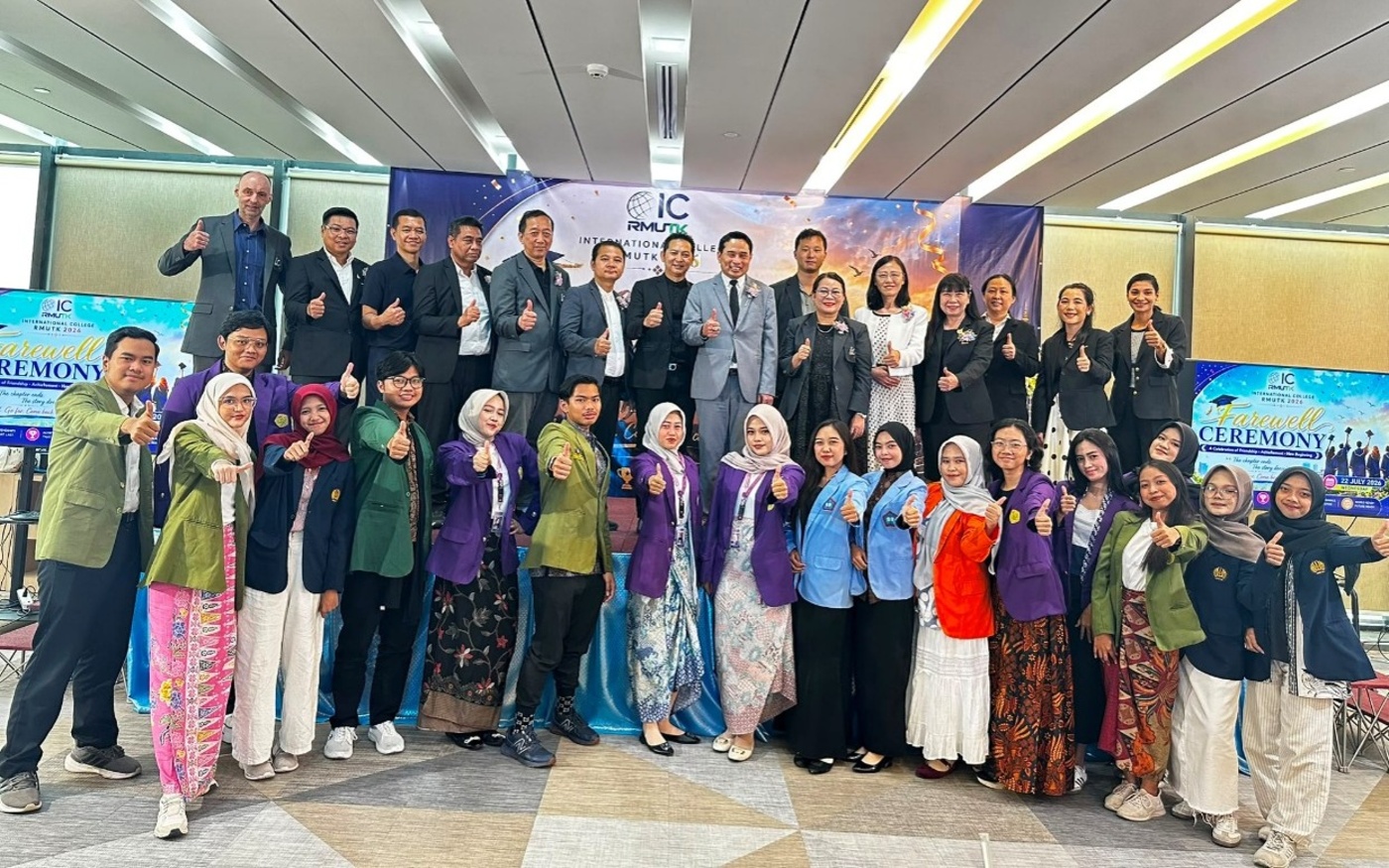 anggit bersama peserta lain dalam Summer Scholarship di RMUTK